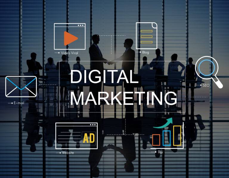 Silhouettes de professionnels en réunion avec infographie sur le marketing digital incluant les icônes SEO, Blog, Vidéo virale, E-mail et ROI