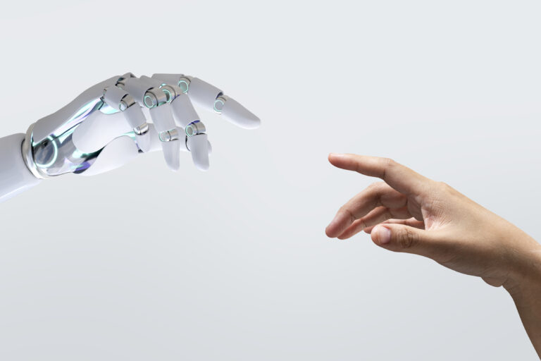 Main robotique et main humaine se rejoignant pour illustrer l'alliance entre l'IA générative et le marketing digital en 2026